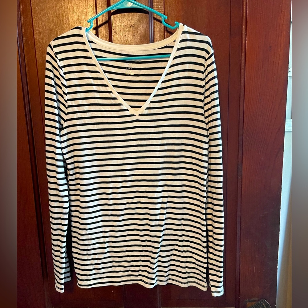 a new day striped long sleeve v-neck tee. Size XL.